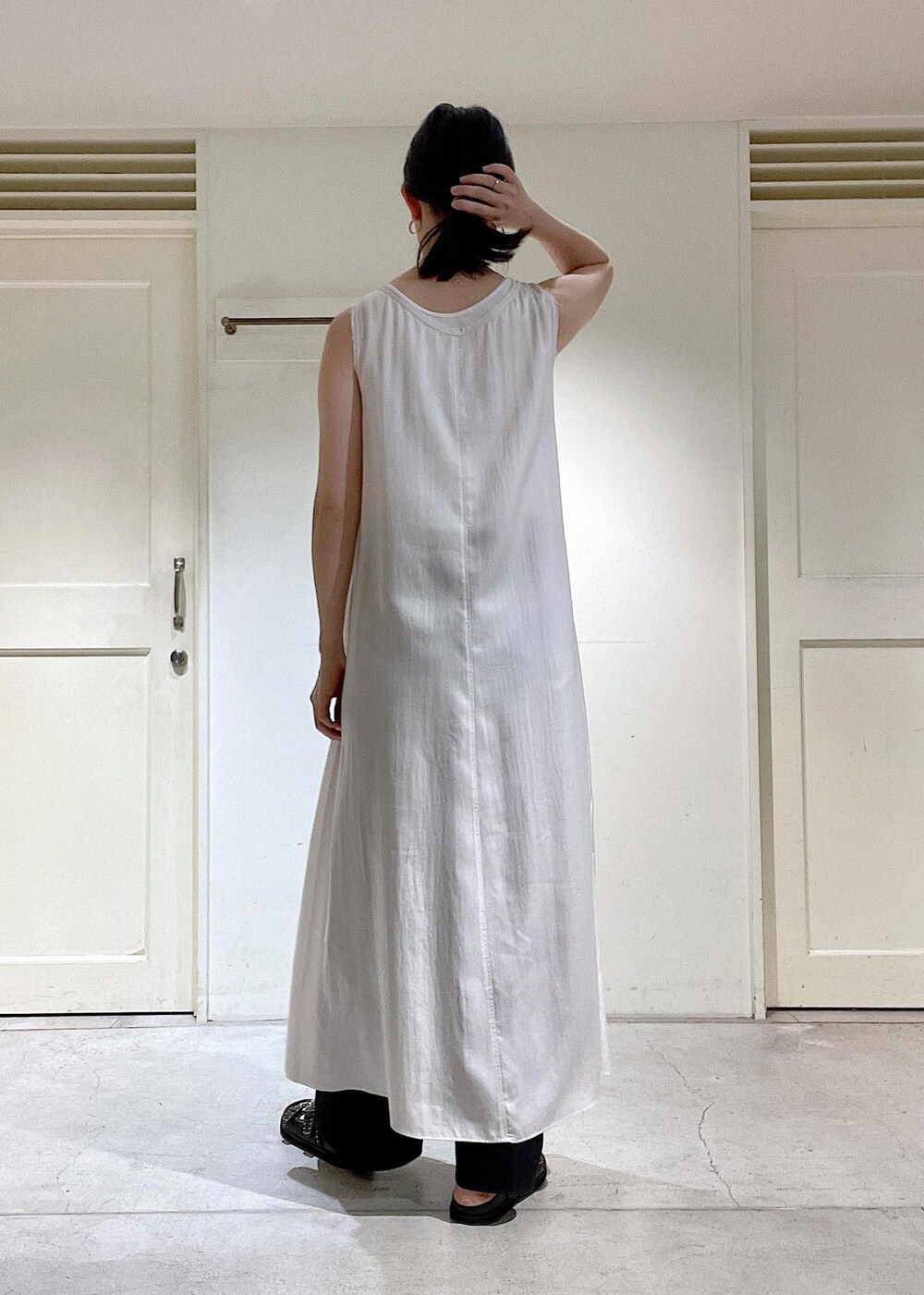 ブラック系のその他パンツ、ブラック系のサンダル、ホワイト系のカーディガン/ボレロを着用したレディースの夏コーディネートの8枚目の写真