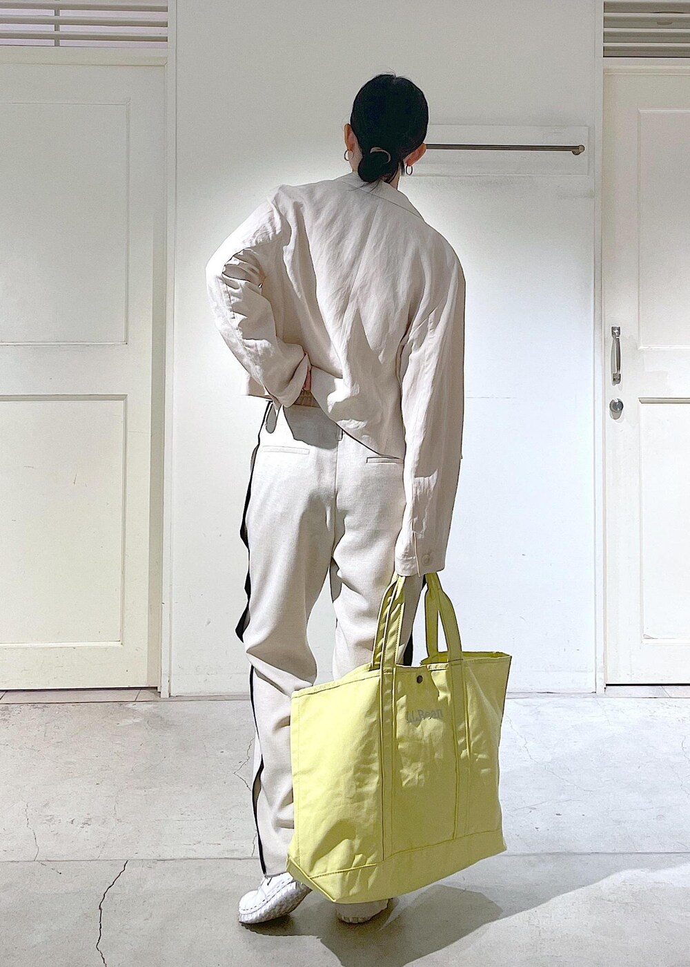 ホワイト系のキャミソール、ホワイト系のテーラードジャケットを着用したレディースの春コーディネートの7枚目の写真