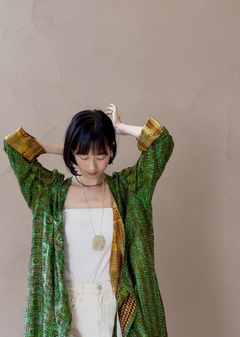 ブラック系のその他シューズ、ブラック系のハンドバッグを着用したレディースの冬コーディネートの7枚目の写真