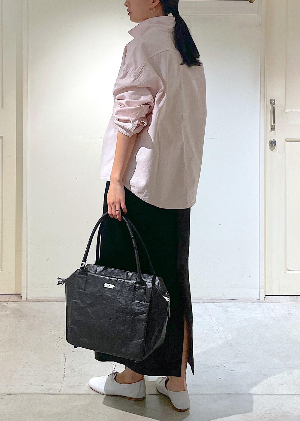 ホワイト系のその他シューズ、ブラック系のスカートを着用したレディースの冬コーディネートの6枚目の写真