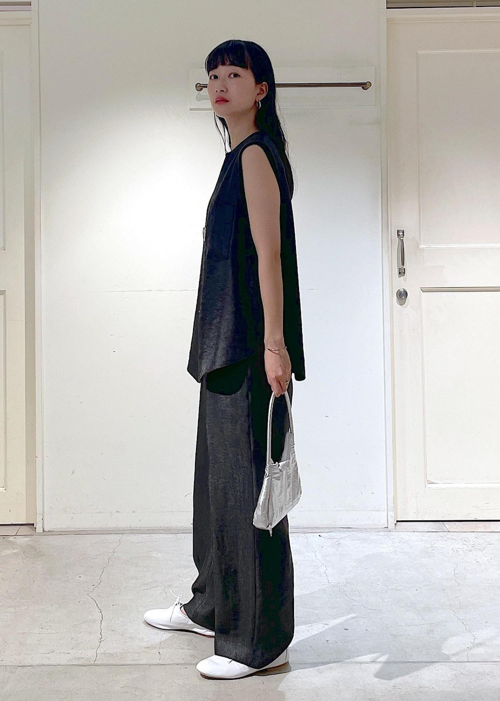 「ジレ、ワントーンコーデ、ジャズシューズ、バッグ、シルバー、トゥアレグ、ブローチ、スターリングシルバー、porselli、TUAREG、ブラック、カットソー、ノースリーブ、セットアップ、パンツ」｜「E.PORSELLIの【porselli（ポルセリ）】jazz shoes solid/ジャズシューズ（その他シューズ、ホワイト系）」を使った、fukaさん（レディース・165cm）の春コーディネートの2枚目の写真