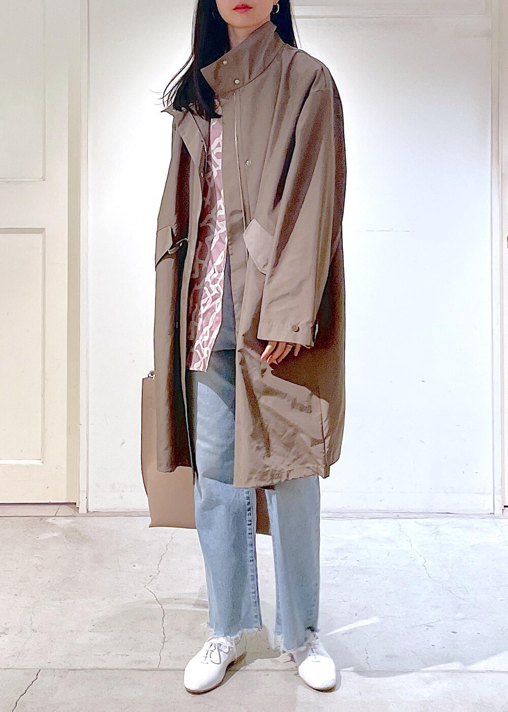 ホワイト系のその他シューズ、ベージュ系のトートバッグ、イエロー系のシャツ/ブラウスを着用したレディースの春コーディネートの5枚目の写真