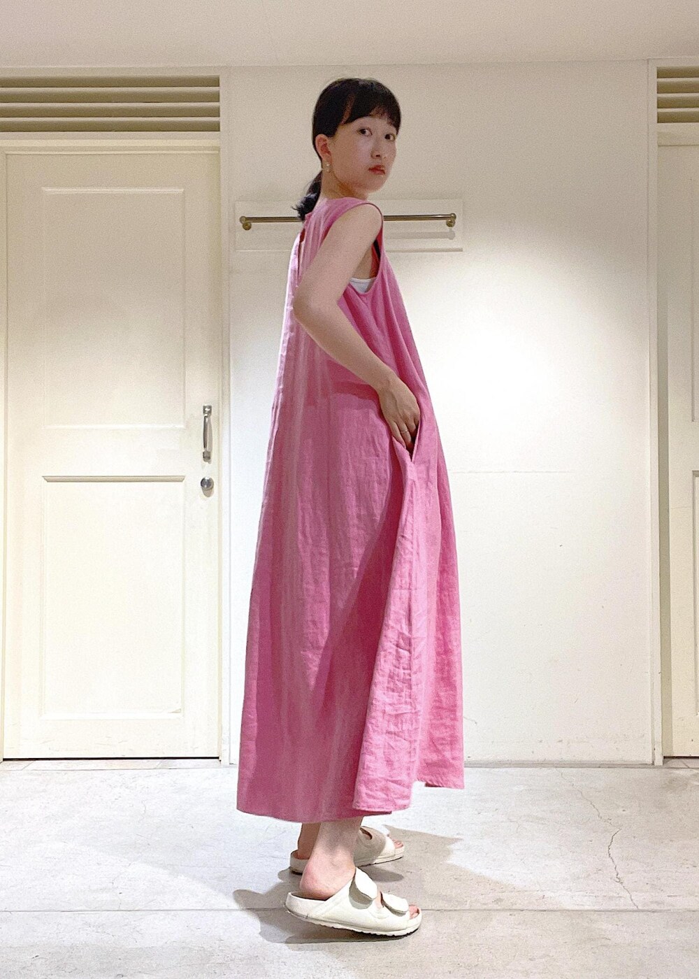 ピンク系のワンピースを着用したレディースの夏コーディネートの2枚目の写真