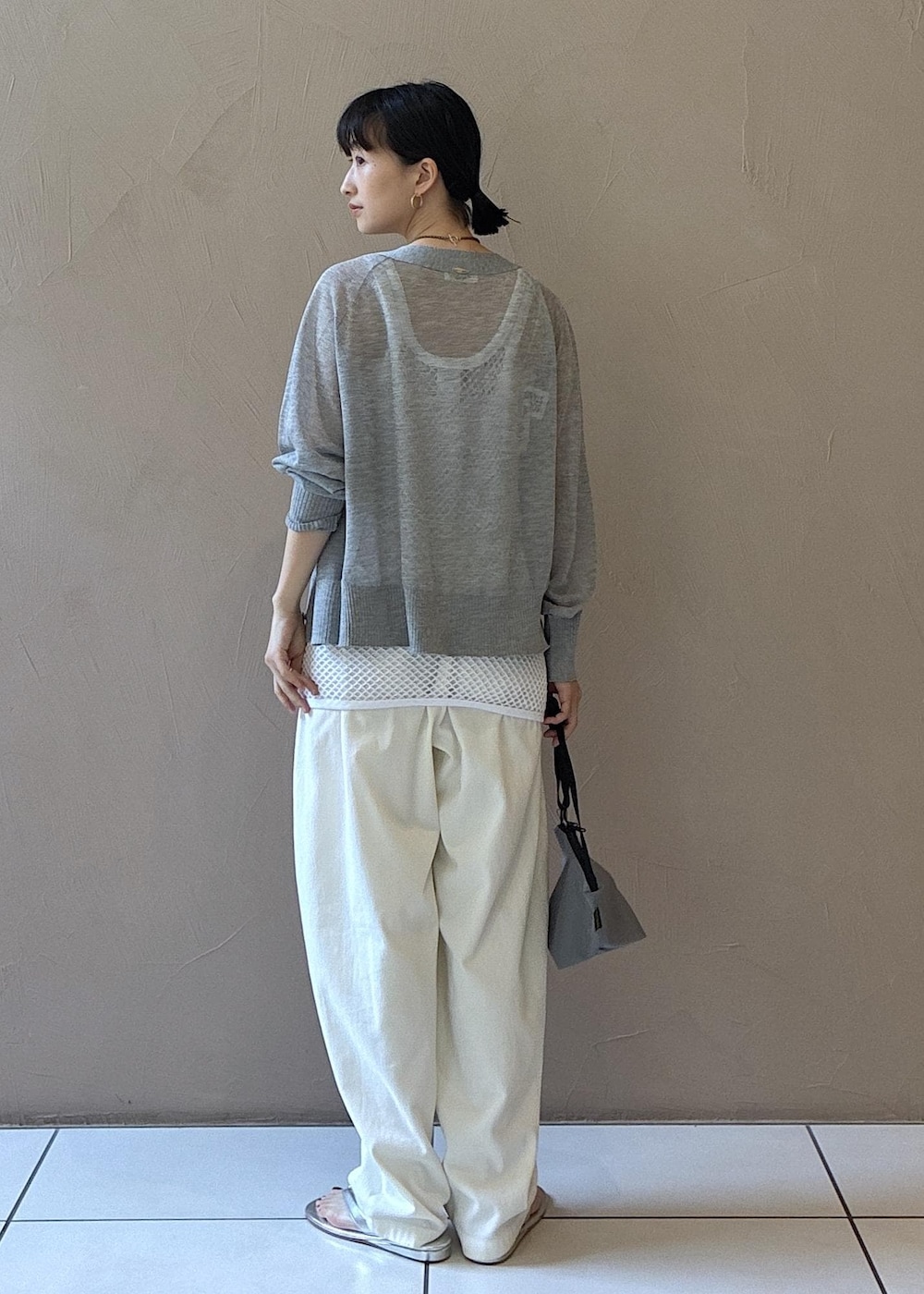 シルバー系のサンダル、グレー系のカーディガン/ボレロ、ホワイト系のその他パンツを着用したレディースの夏コーディネートの5枚目の写真