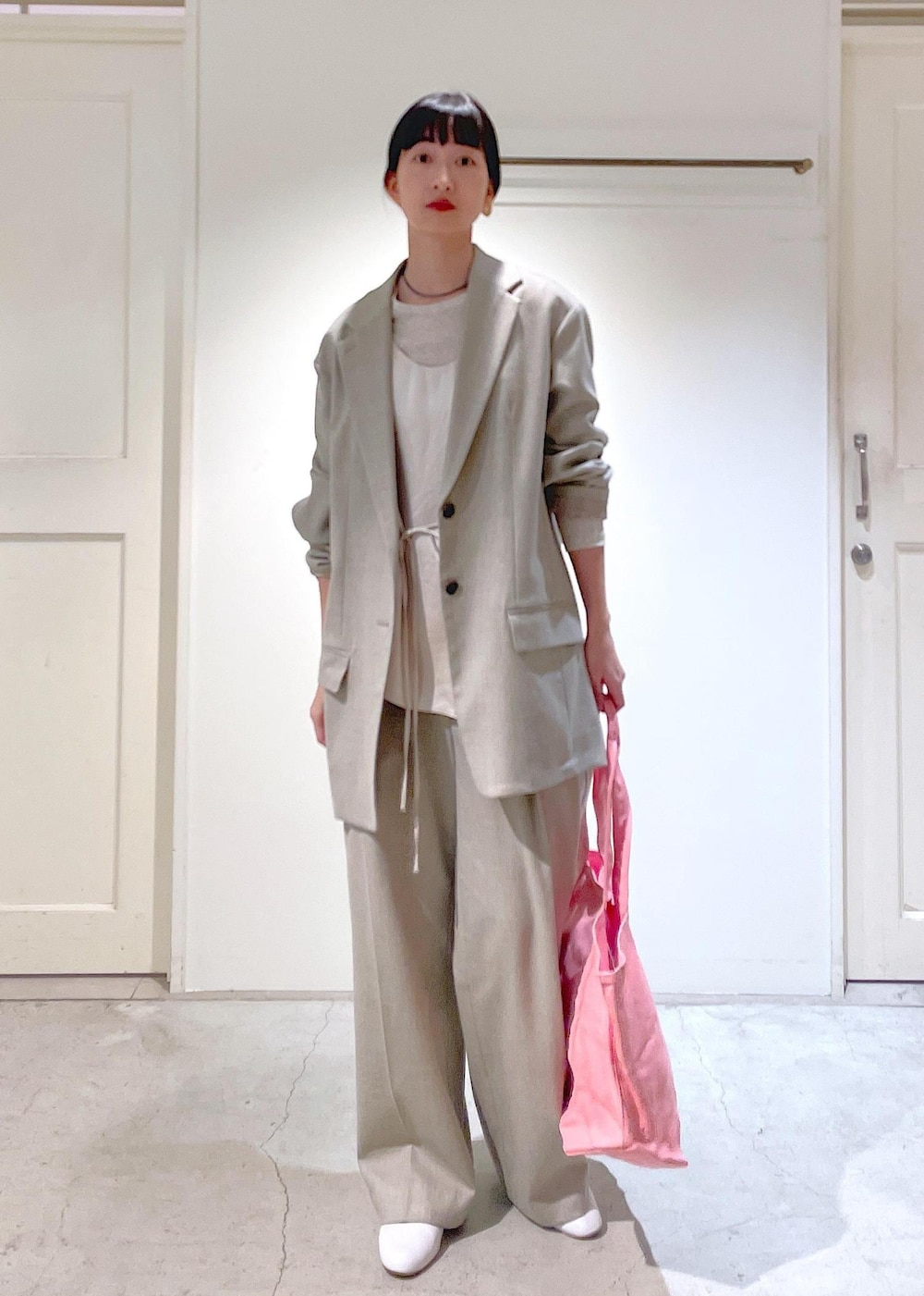 ホワイト系のその他シューズ、ホワイト系のTシャツ/カットソー、ベージュ系のTシャツ/カットソーを着用したレディースの冬コーディネートの6枚目の写真