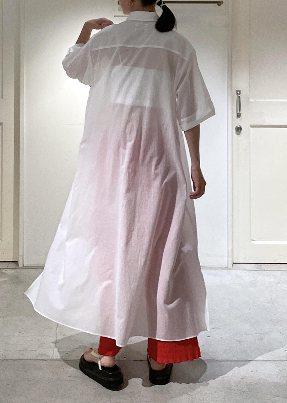 ホワイト系のサンダル、ホワイト系のチューブトップ、ホワイト系のシャツワンピースを着用したレディースの夏コーディネートの7枚目の写真