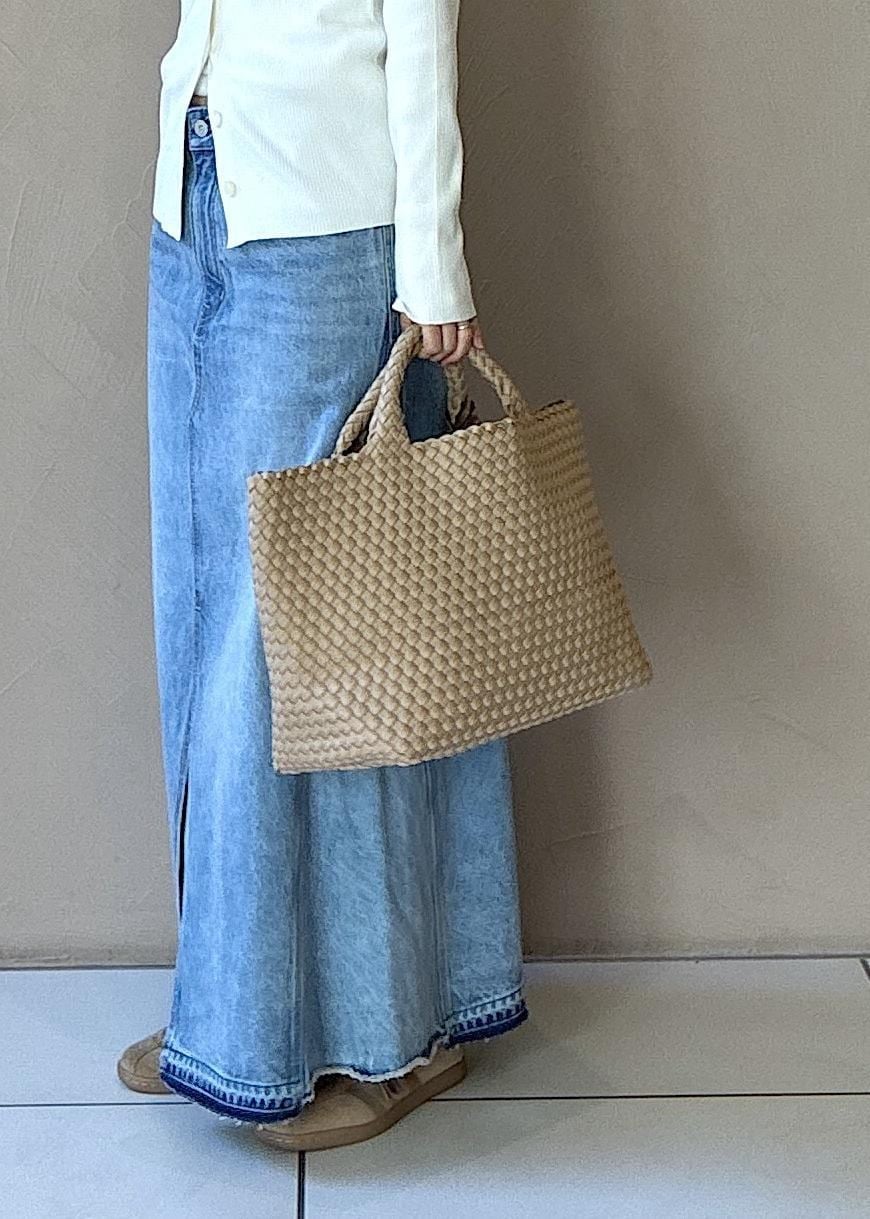 ホワイト系のカーディガン/ボレロ、イエロー系のスニーカー、ブルー系のデニムスカートを着用したレディースの春コーディネートの5枚目の写真