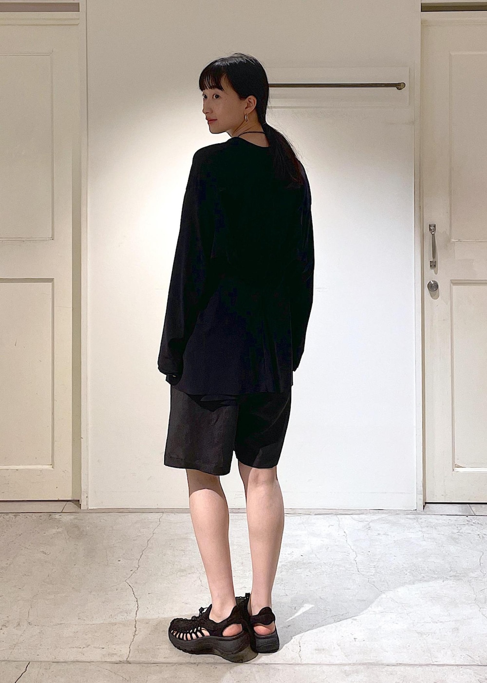 ホワイト系のチューブトップ、ブラック系のその他パンツ、ブラック系のサンダルを着用したレディースの春コーディネートの6枚目の写真