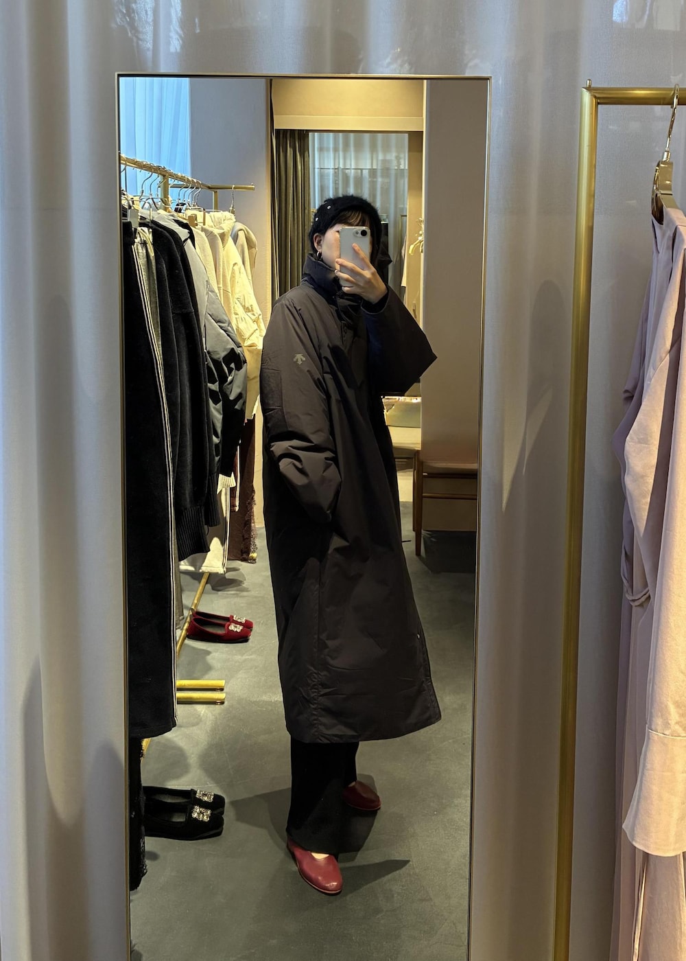 ブラック系のブーツ、ベージュ系のショルダーバッグ、グレー系のカーディガン/ボレロを着用したレディースの秋コーディネートの7枚目の写真