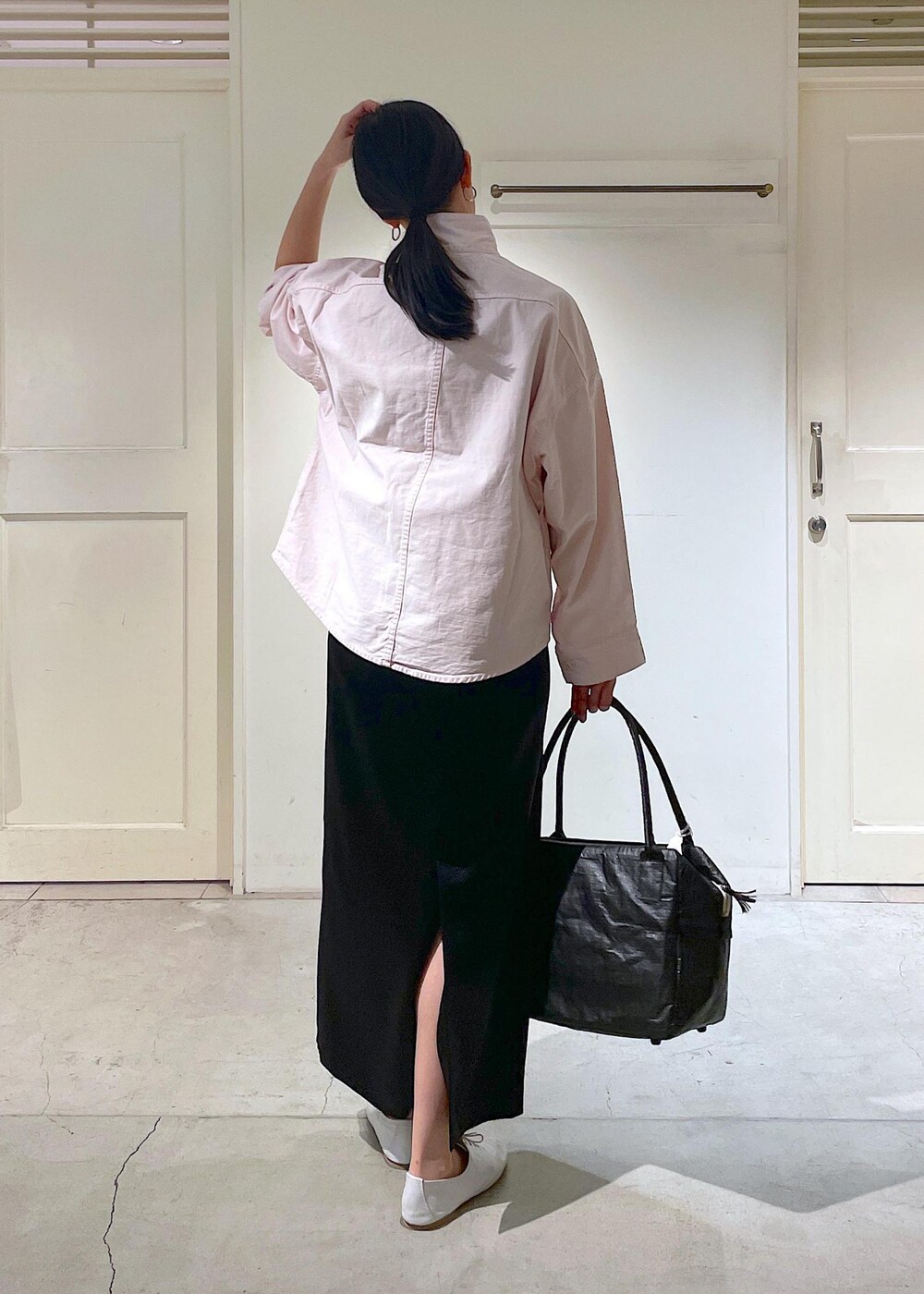 ホワイト系のその他シューズ、ブラック系のスカートを着用したレディースの冬コーディネートの5枚目の写真