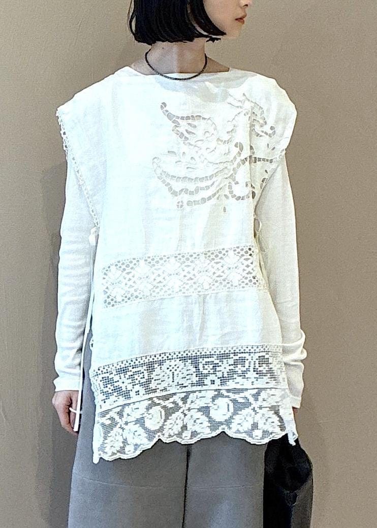 ホワイト系のTシャツ/カットソー、ブラック系のその他シューズ、ベージュ系のその他パンツを着用したレディースの春コーディネートの6枚目の写真