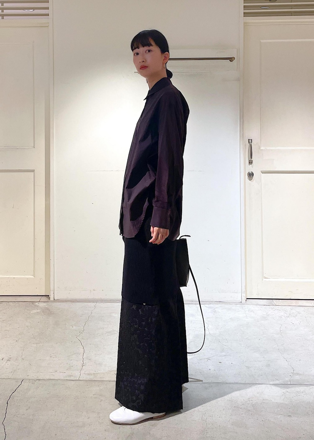 ブラウン系のシャツ/ブラウス、ブラック系のベスト、ブラック系のその他パンツを着用したレディースの冬コーディネートの3枚目の写真