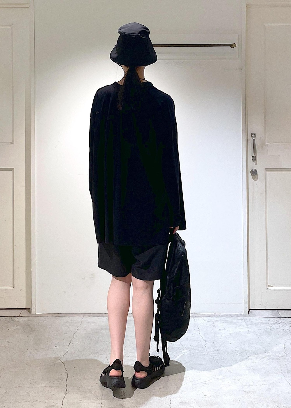 ホワイト系のチューブトップ、ブラック系のその他パンツ、ブラック系のサンダルを着用したレディースの春コーディネートの4枚目の写真