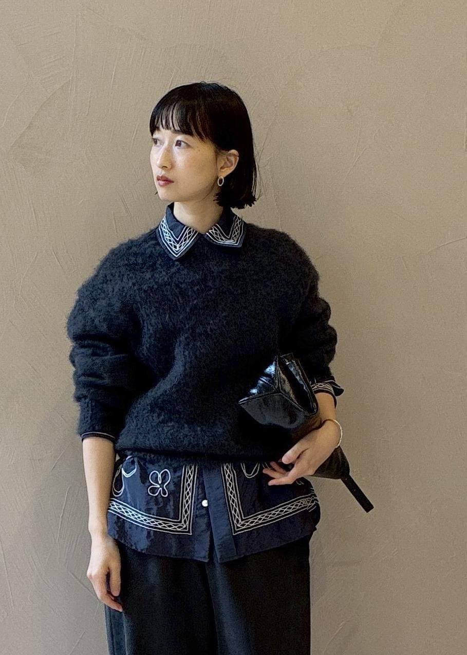 ブラック系のその他パンツ、ブラック系のショルダーバッグ、ブラック系のパンプスを着用したレディースの秋コーディネートの2枚目の写真