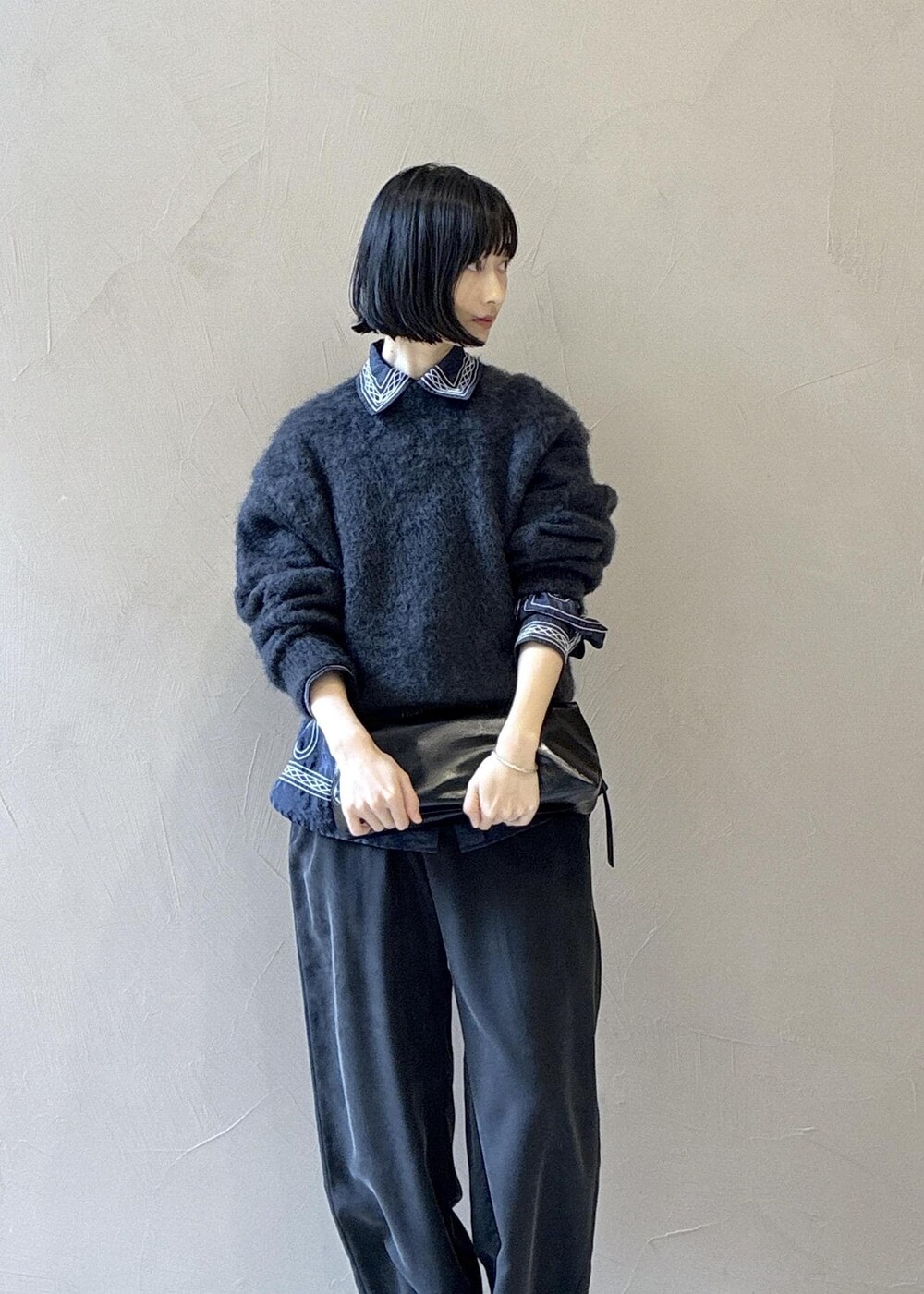 ブラック系のその他パンツ、ブラック系のショルダーバッグ、ブラック系のパンプスを着用したレディースの秋コーディネートの6枚目の写真