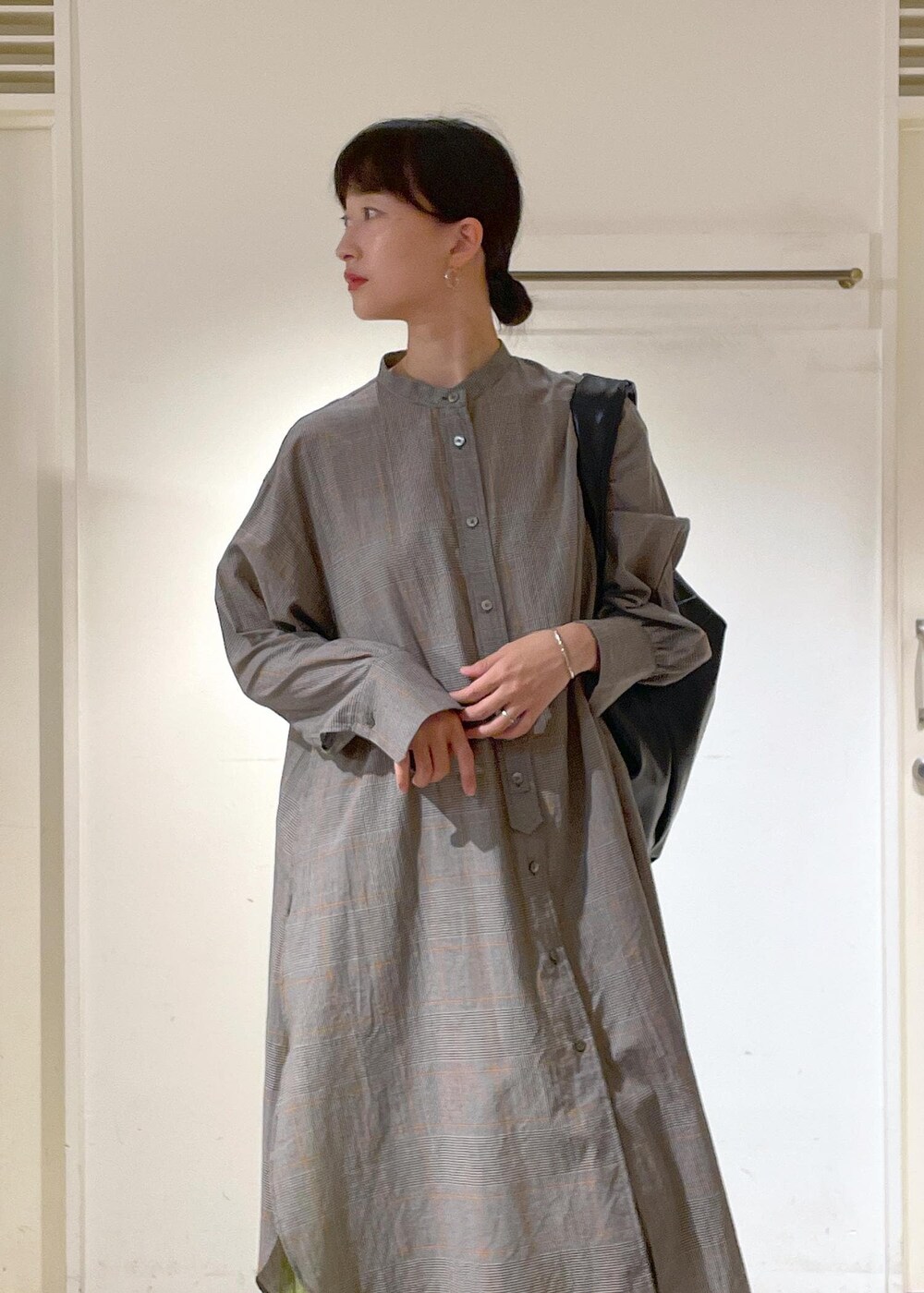 ブラック系のシャツ/ブラウスを着用したレディースの秋コーディネートの4枚目の写真