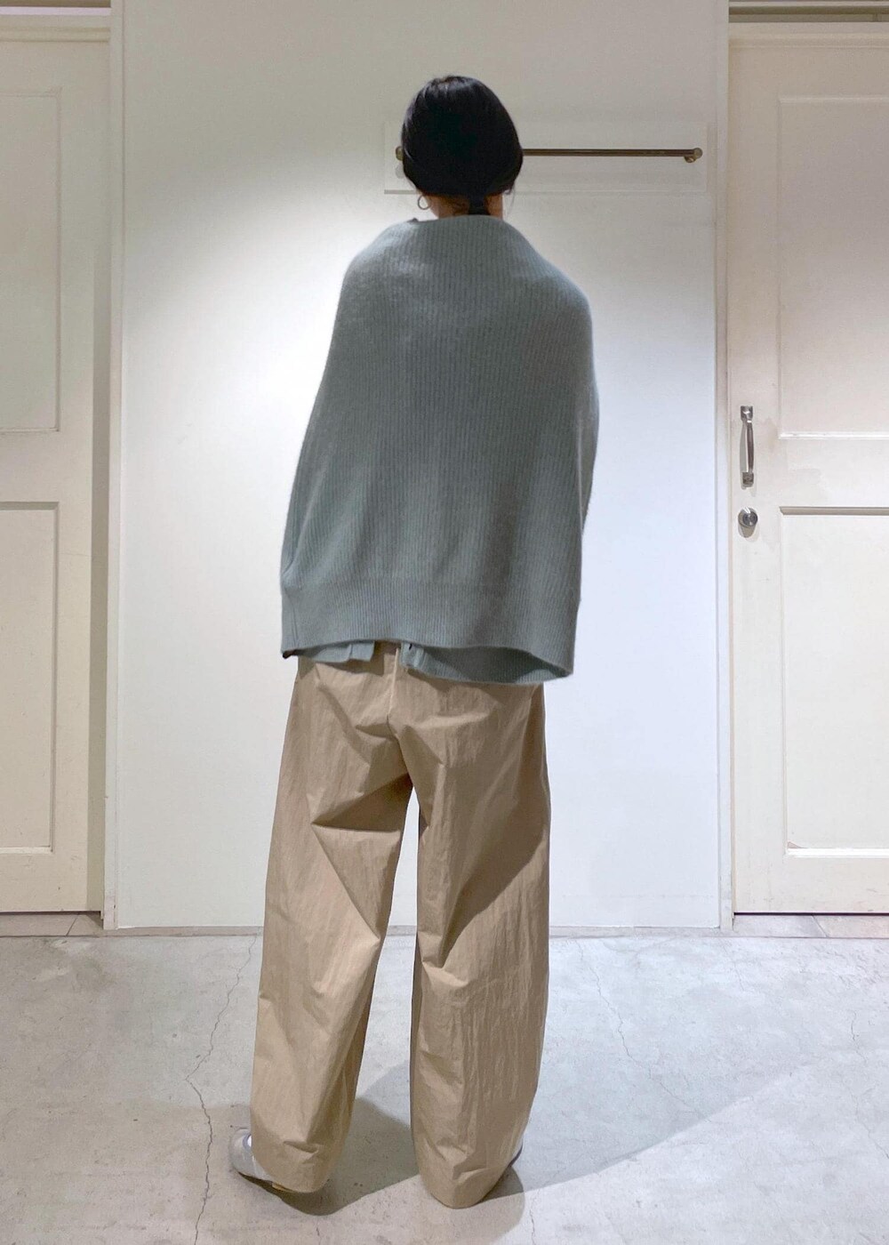 シルバー系のバレエシューズ、グレー系のショルダーバッグ、グリーン系のニット/セーターを着用したレディースの秋コーディネートの3枚目の写真