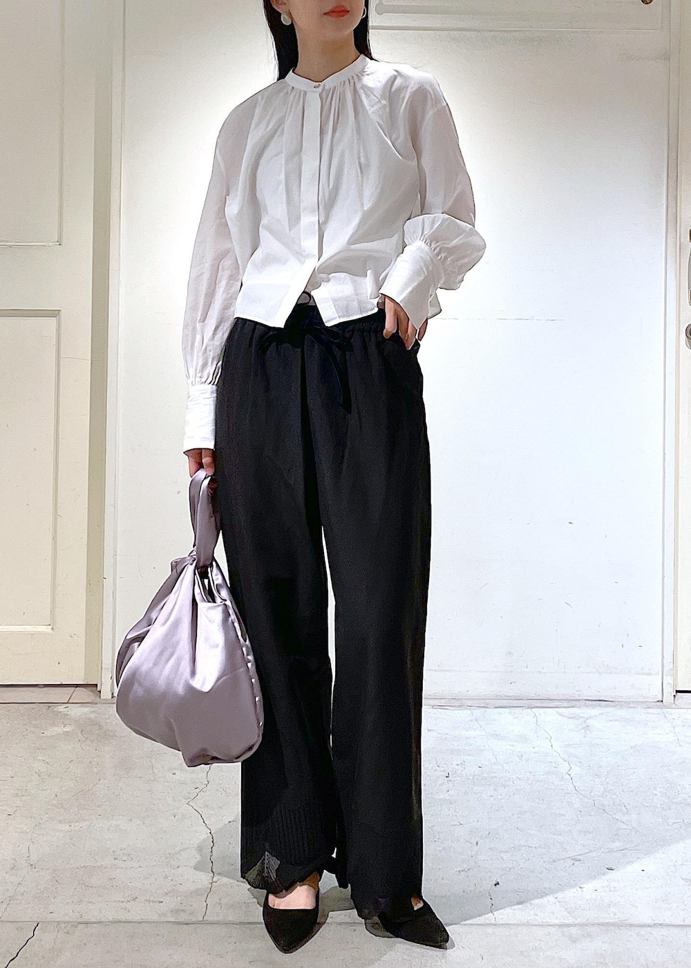 ホワイト系のシャツ/ブラウス、ブラック系のその他パンツ、ホワイト系のTシャツ/カットソーを着用したレディースの冬コーディネートの7枚目の写真