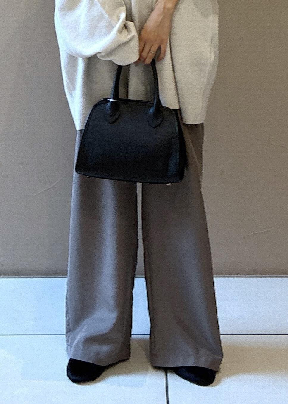 ブラウン系のその他パンツ、ブラック系のショルダーバッグ、ブラック系のその他シューズを着用したレディースの秋コーディネートの6枚目の写真