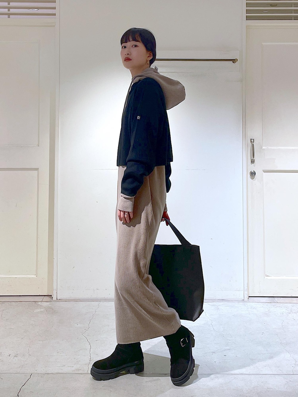 グレー系のワンピース、ブラック系のトートバッグ、グレー系のストール/ショールを着用したレディースの冬コーディネートの2枚目の写真