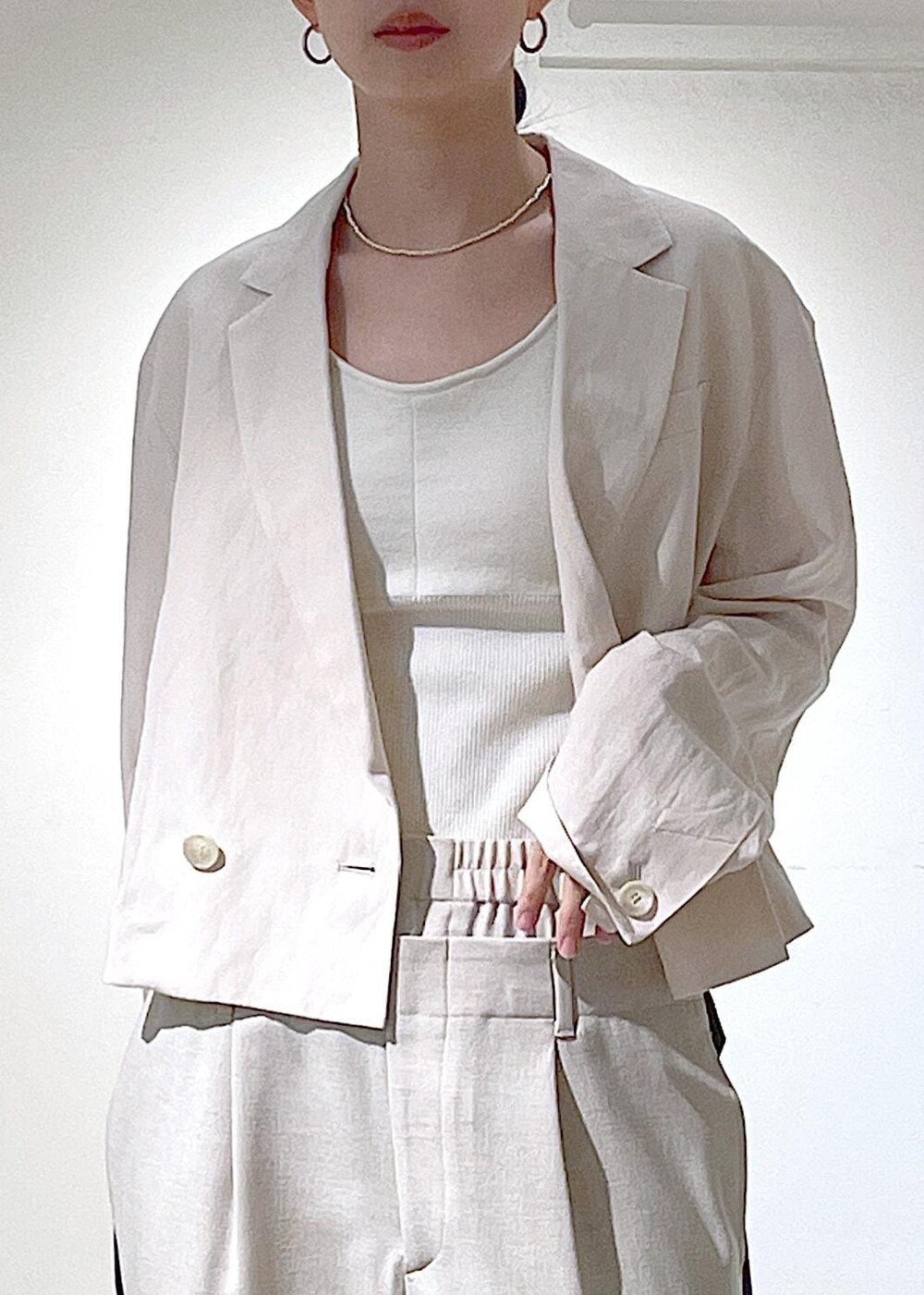 ホワイト系のキャミソール、ホワイト系のテーラードジャケットを着用したレディースの春コーディネートの8枚目の写真