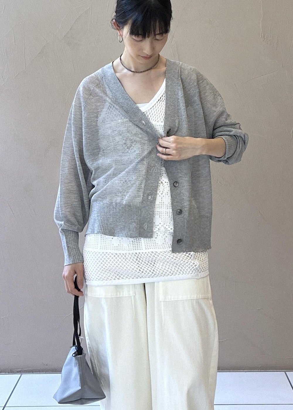 シルバー系のサンダル、グレー系のカーディガン/ボレロ、ホワイト系のその他パンツを着用したレディースの夏コーディネートの7枚目の写真