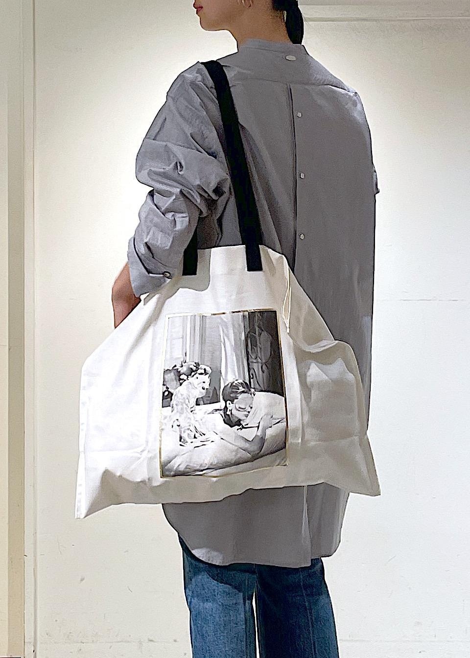 ブルー系のデニムパンツ、グレー系のシャツ/ブラウス、ホワイト系のトートバッグを着用したレディースの夏コーディネートの6枚目の写真