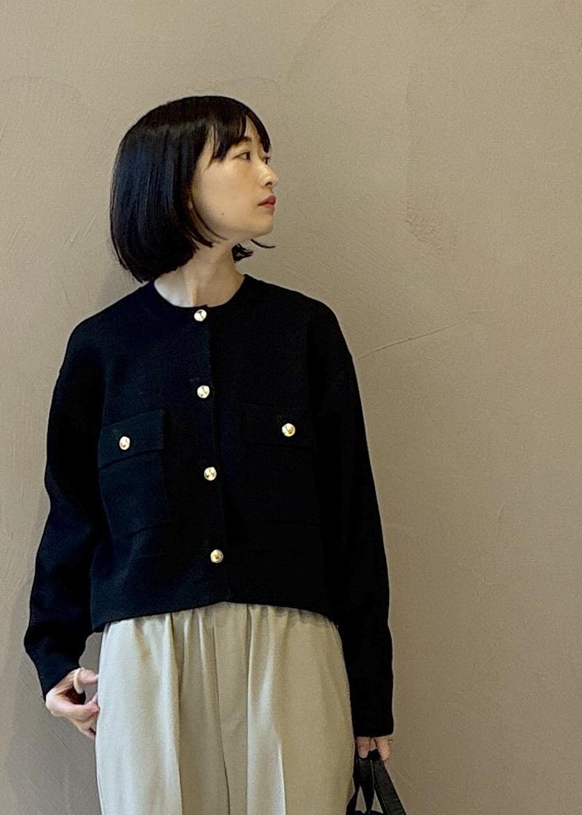 ブラック系のカーディガン/ボレロ、ベージュ系のその他パンツ、ブラック系のその他シューズを着用したレディースの冬コーディネートの4枚目の写真