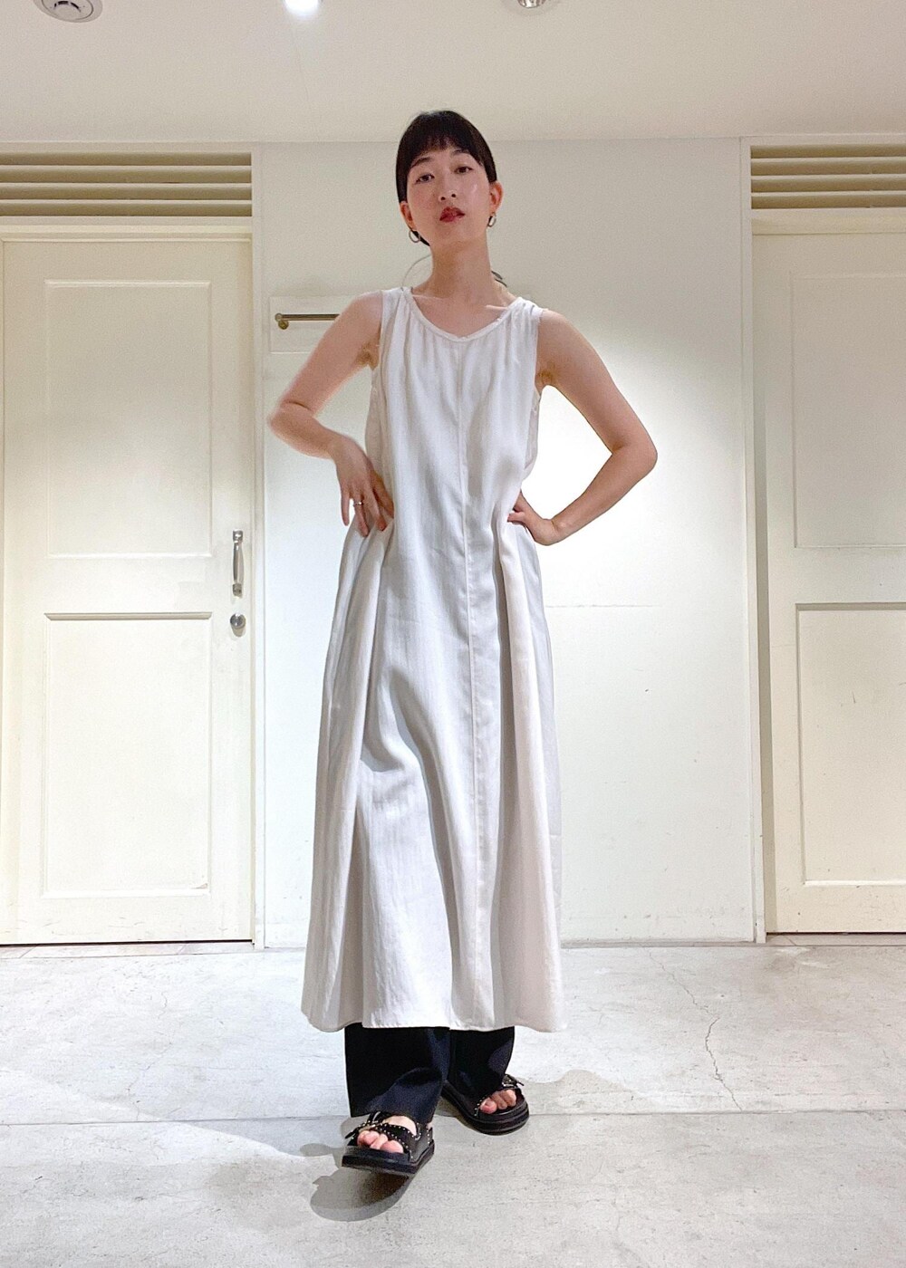 ブラック系のその他パンツ、ブラック系のサンダル、ホワイト系のカーディガン/ボレロを着用したレディースの夏コーディネートの6枚目の写真