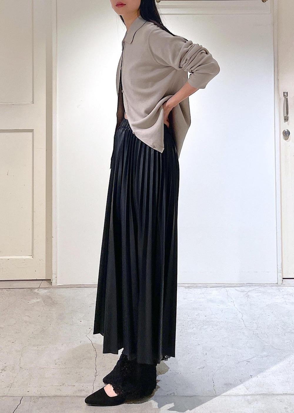 グレー系のカーディガン/ボレロ、ブラック系のスカート、ブラック系のショルダーバッグを着用したレディースの秋コーディネートの3枚目の写真