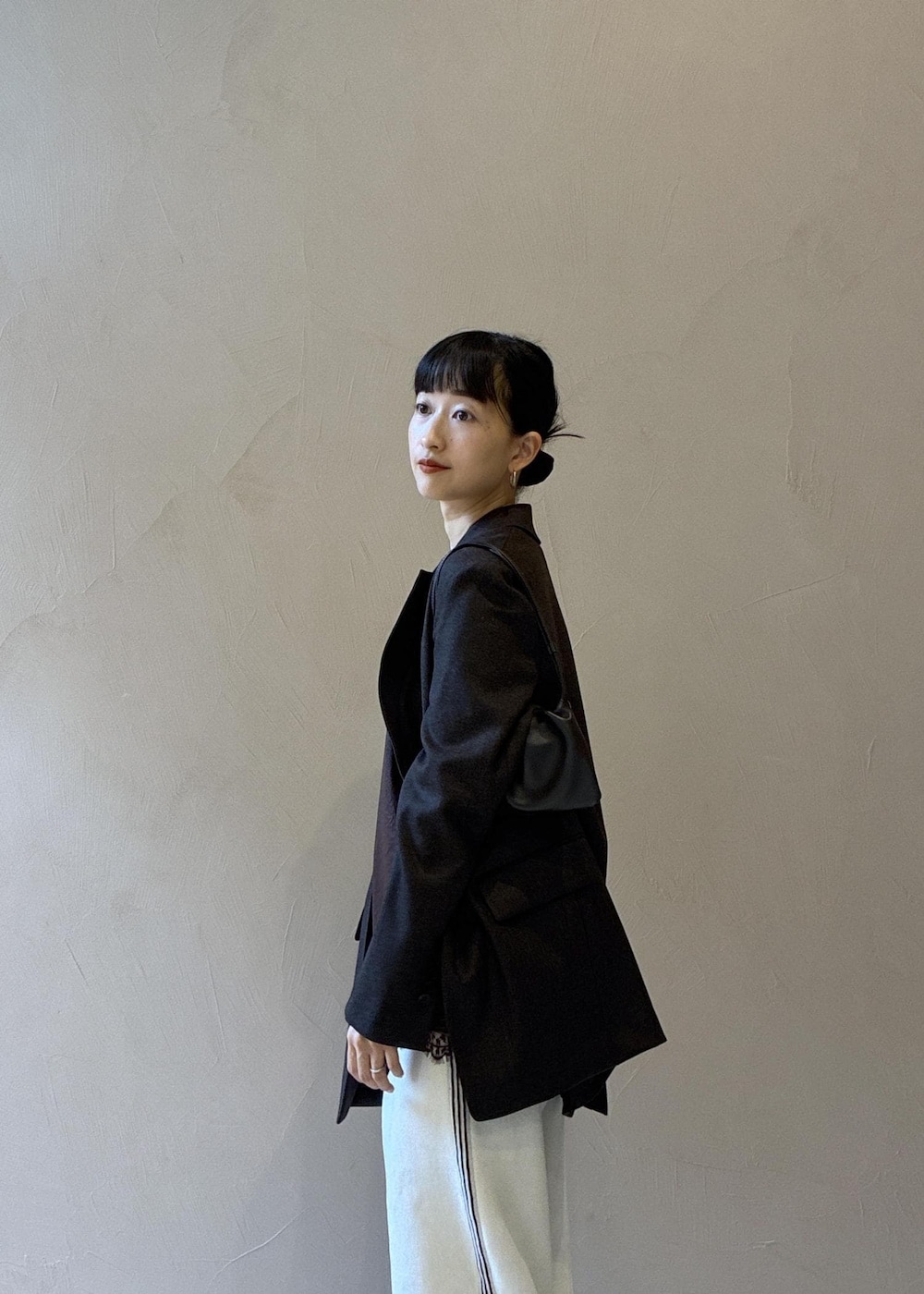 ホワイト系のその他パンツ、ブラウン系のキャミソール、ブラウン系のハンドバッグを着用したレディースの秋コーディネートの4枚目の写真