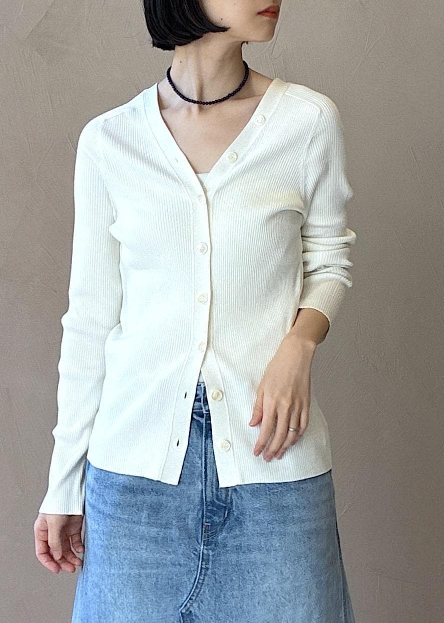 ホワイト系のカーディガン/ボレロ、イエロー系のスニーカー、ブルー系のデニムスカートを着用したレディースの春コーディネートの6枚目の写真