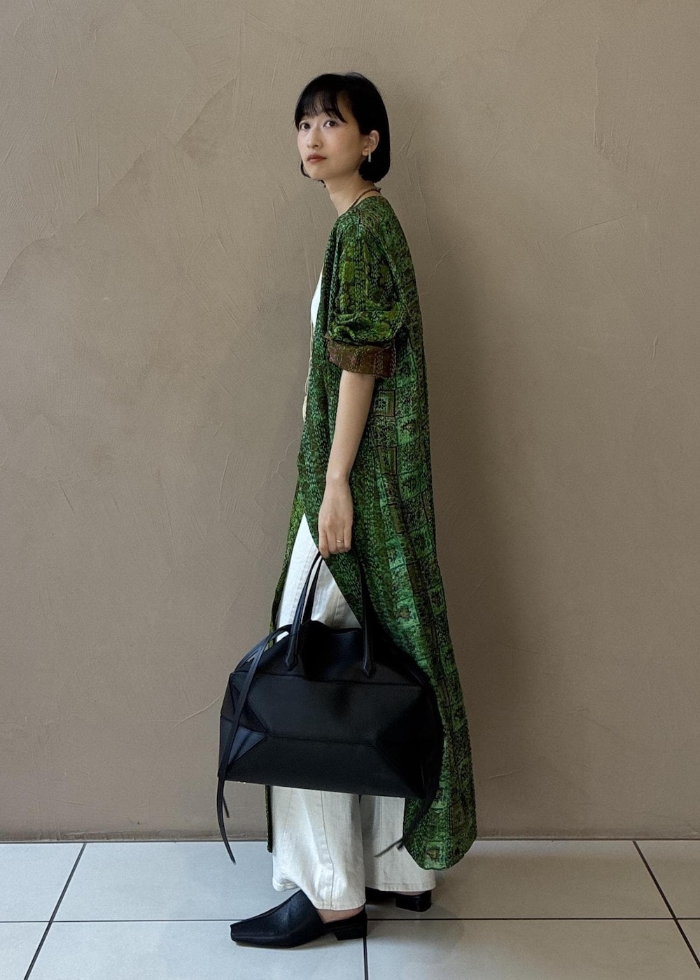 ブラック系のその他シューズ、ブラック系のハンドバッグを着用したレディースの冬コーディネートの4枚目の写真