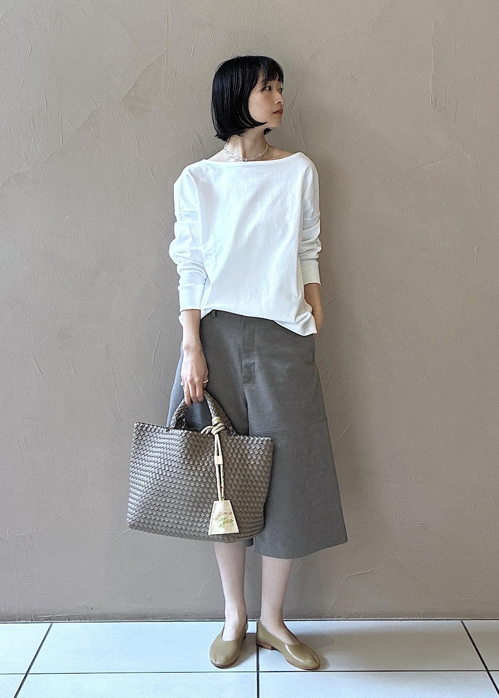 グレー系のトートバッグ、ベージュ系のその他パンツ、ベージュ系のパンプスを着用したレディースの春コーディネートの2枚目の写真