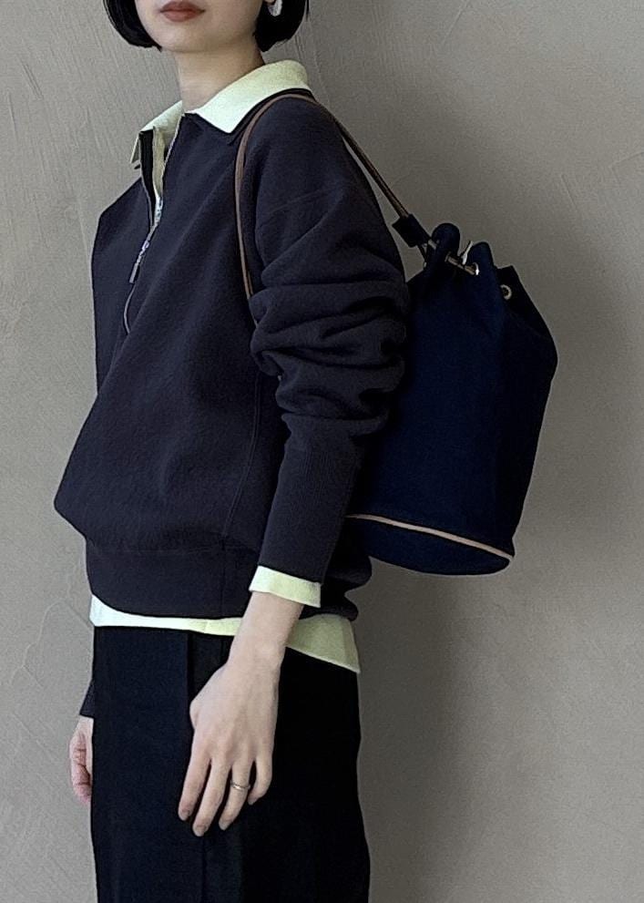 イエロー系のその他シューズ、グレー系のスウェット、グリーン系のスウェットを着用したレディースの冬コーディネートの3枚目の写真