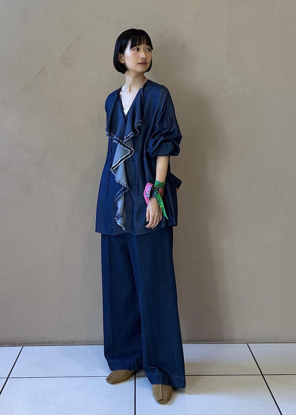 ブラック系のその他シューズ、ブルー系のシャツ/ブラウス、ブルー系のデニムパンツを着用したレディースの冬コーディネートの5枚目の写真