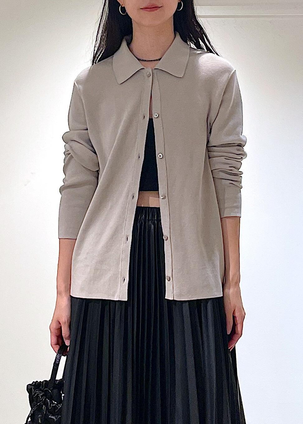 グレー系のカーディガン/ボレロ、ブラック系のスカート、ブラック系のショルダーバッグを着用したレディースの秋コーディネートの7枚目の写真