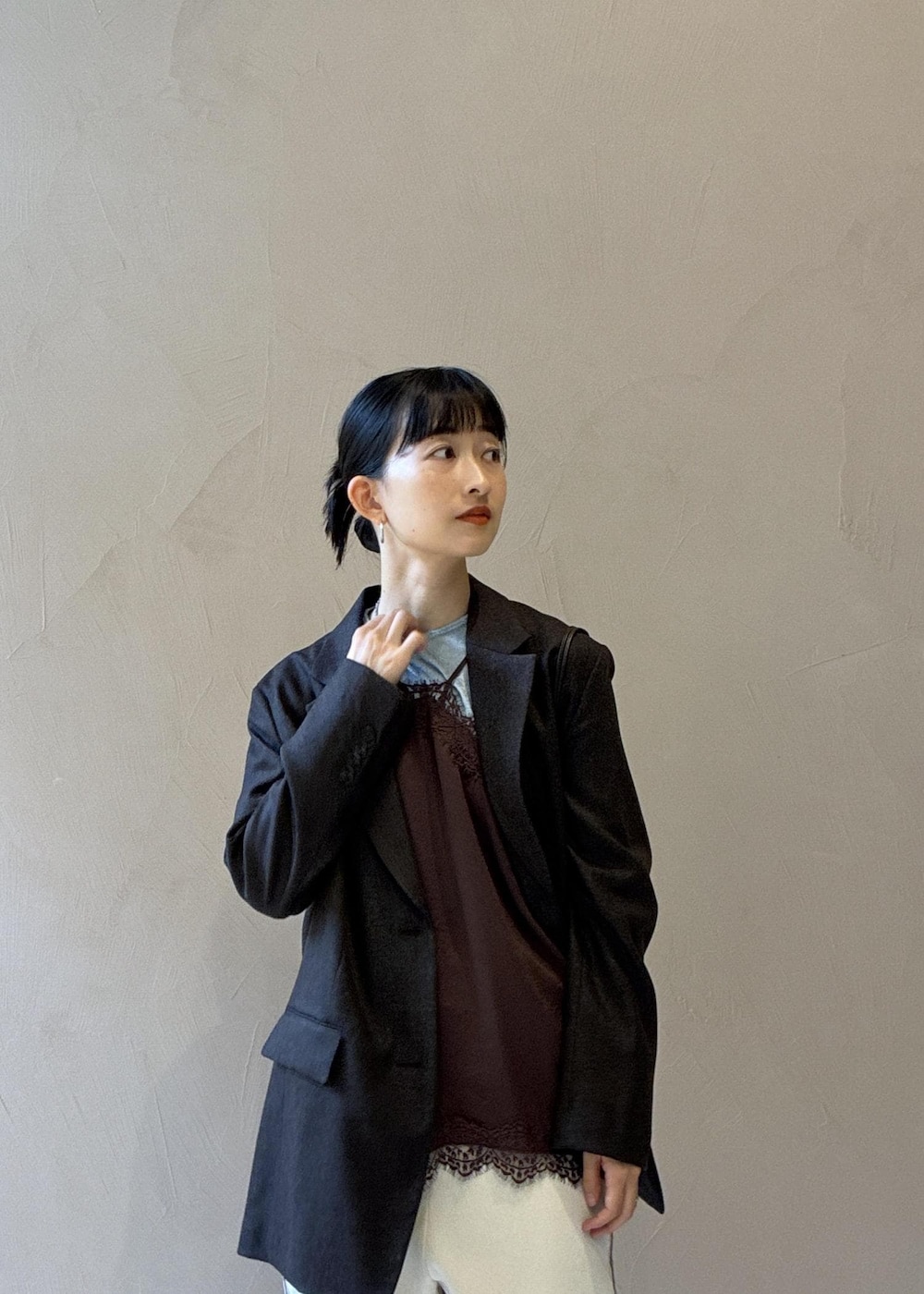 ホワイト系のその他パンツ、ブラウン系のキャミソール、ブラウン系のハンドバッグを着用したレディースの秋コーディネートの5枚目の写真