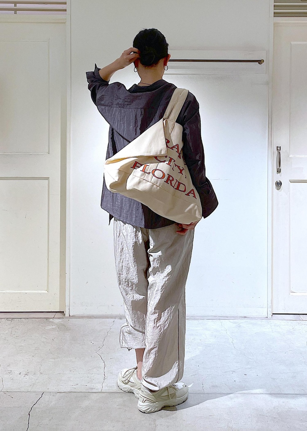 ホワイト系のスニーカー、グレー系のシャツ/ブラウス、グレー系のその他パンツを着用したレディースの冬コーディネートの4枚目の写真