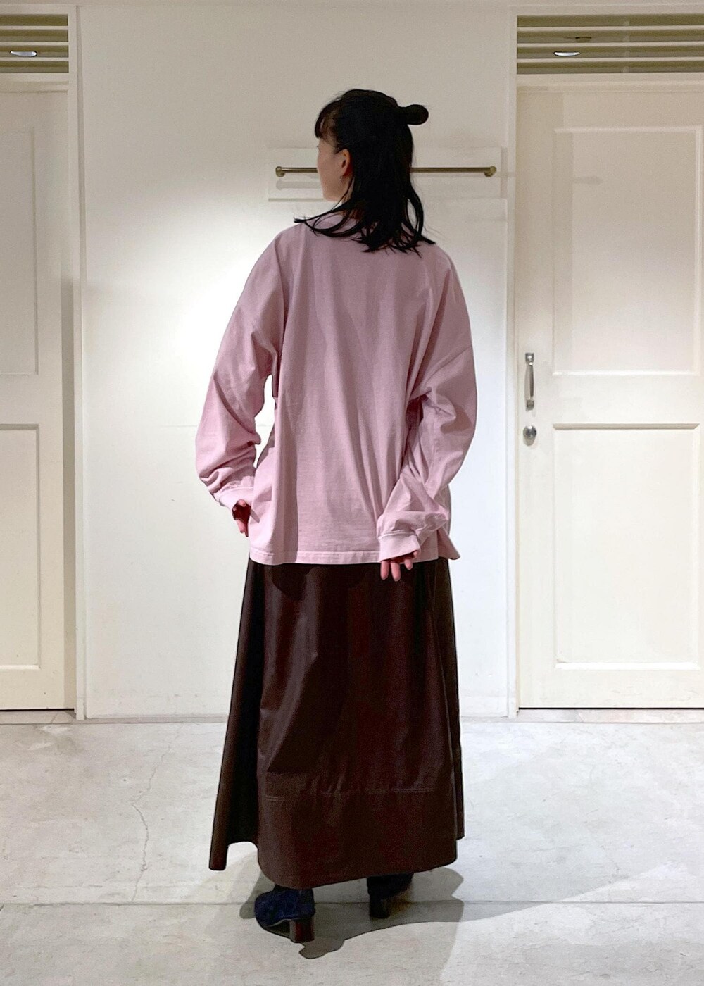 ブラウン系のスカート、ピンク系のTシャツ/カットソーを着用したレディースの秋コーディネートの4枚目の写真