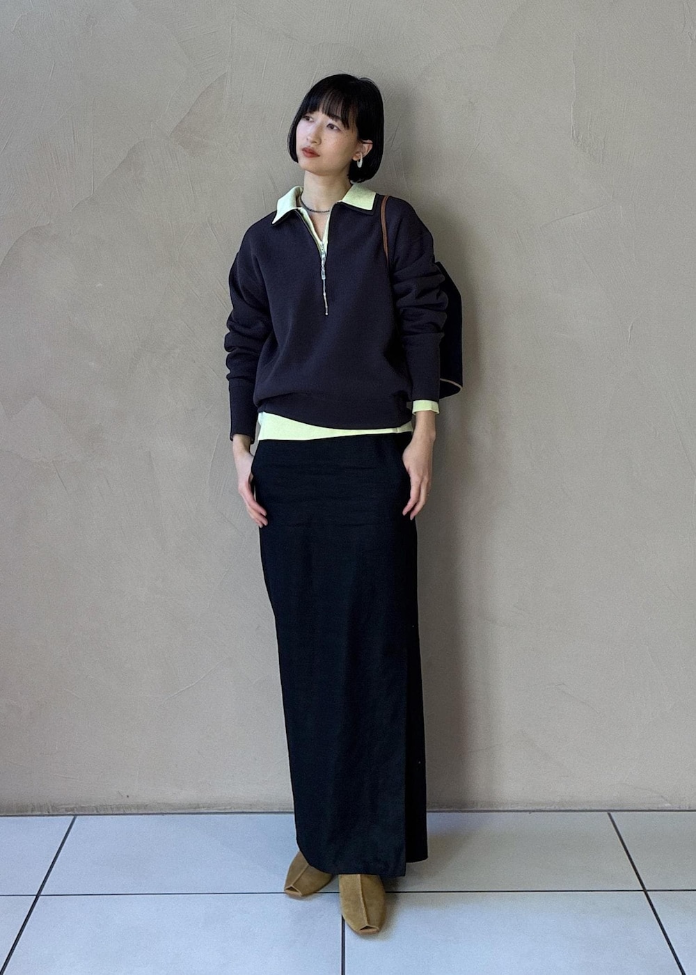 イエロー系のその他シューズ、グレー系のスウェット、グリーン系のスウェットを着用したレディースの冬コーディネートの2枚目の写真