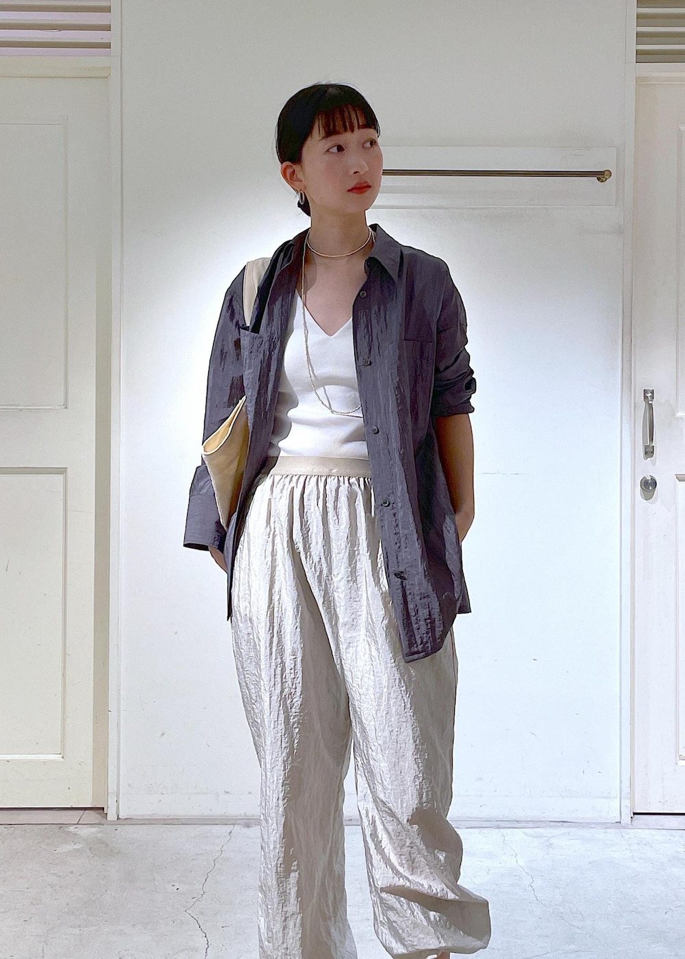 ホワイト系のスニーカー、グレー系のシャツ/ブラウス、グレー系のその他パンツを着用したレディースの冬コーディネートの7枚目の写真