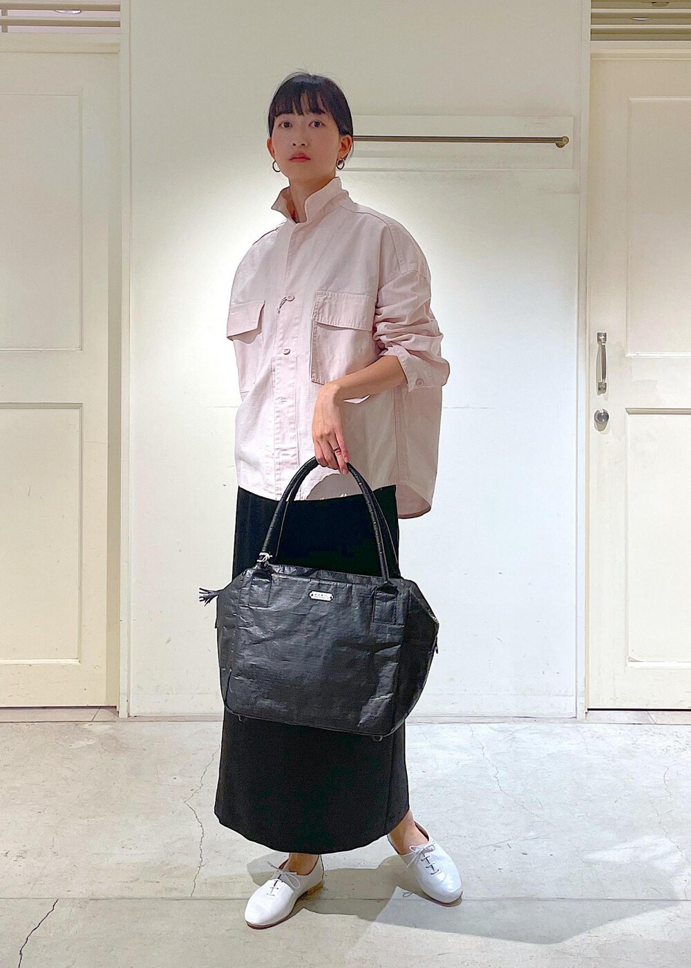 ホワイト系のその他シューズ、ブラック系のスカートを着用したレディースの冬コーディネートの2枚目の写真