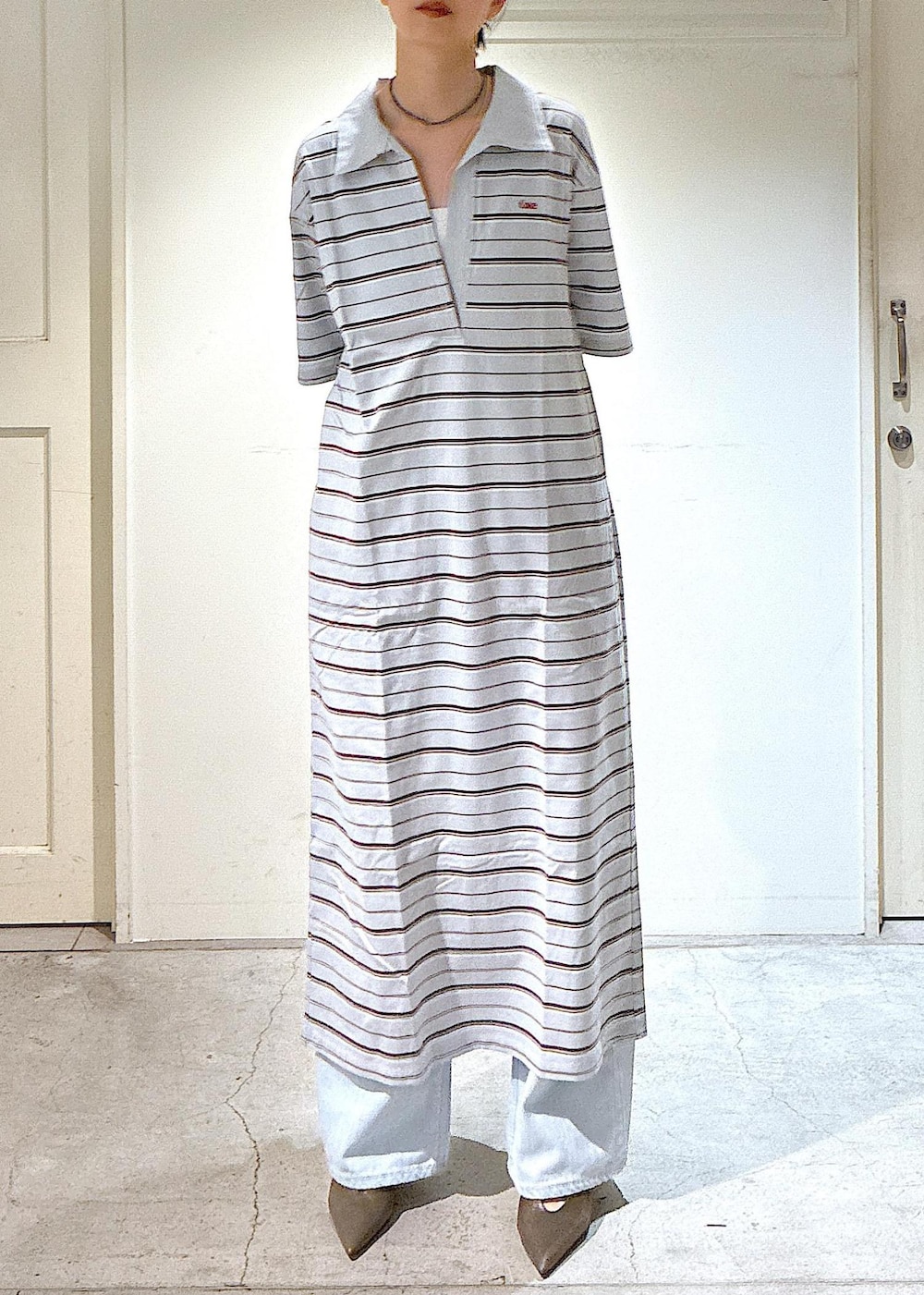 ブルー系のデニムパンツ、グリーン系のパンプス、ブルー系のワンピースを着用したレディースの夏コーディネートの3枚目の写真