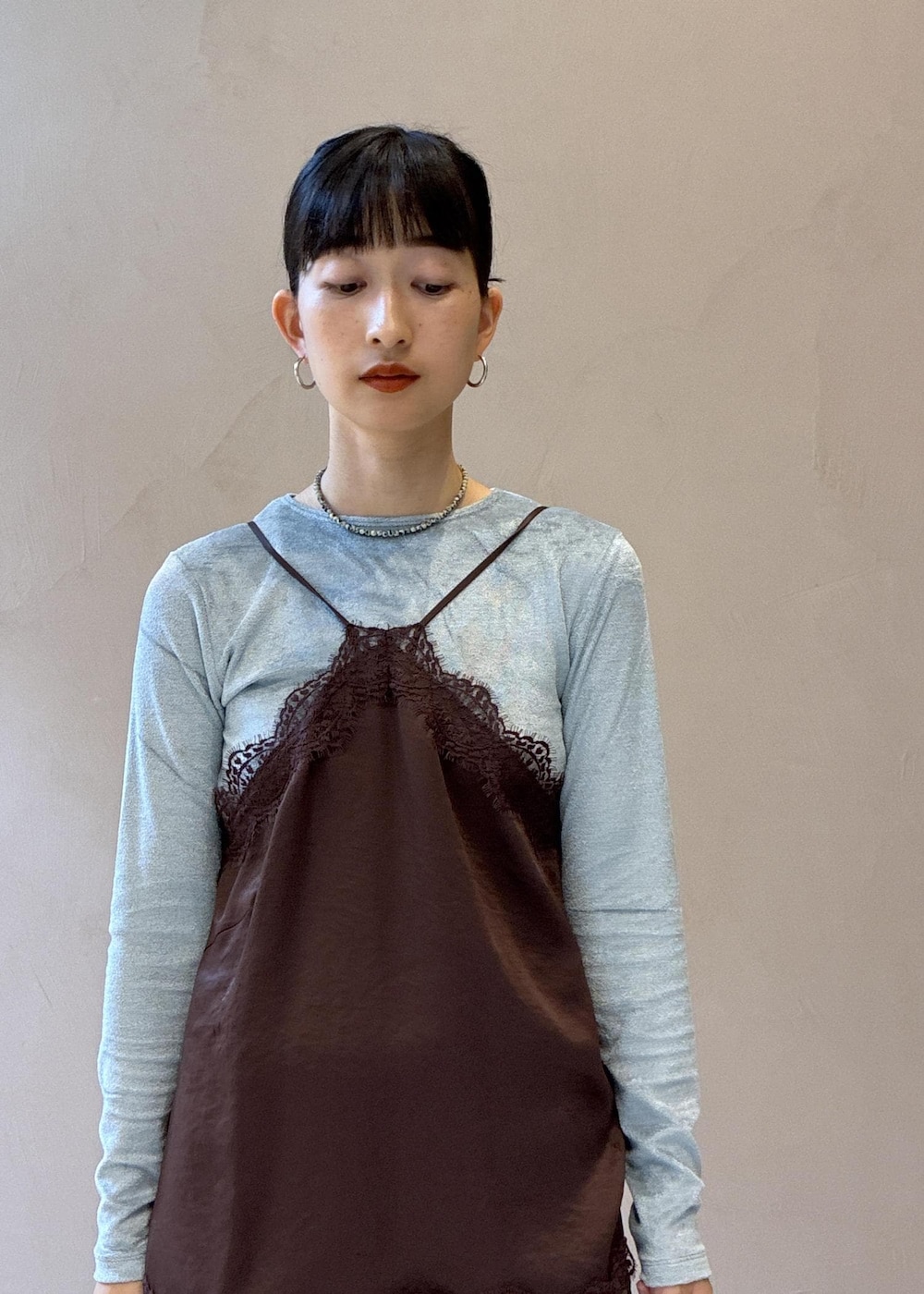 ホワイト系のその他パンツ、ブラウン系のキャミソール、ブラウン系のハンドバッグを着用したレディースの秋コーディネートの10枚目の写真