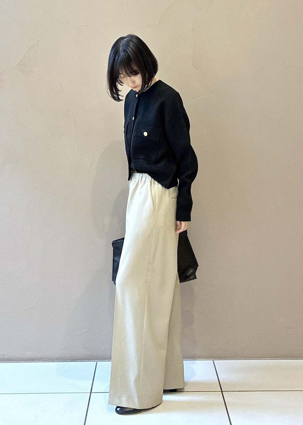 ブラック系のカーディガン/ボレロ、ベージュ系のその他パンツ、ブラック系のその他シューズを着用したレディースの冬コーディネートの2枚目の写真