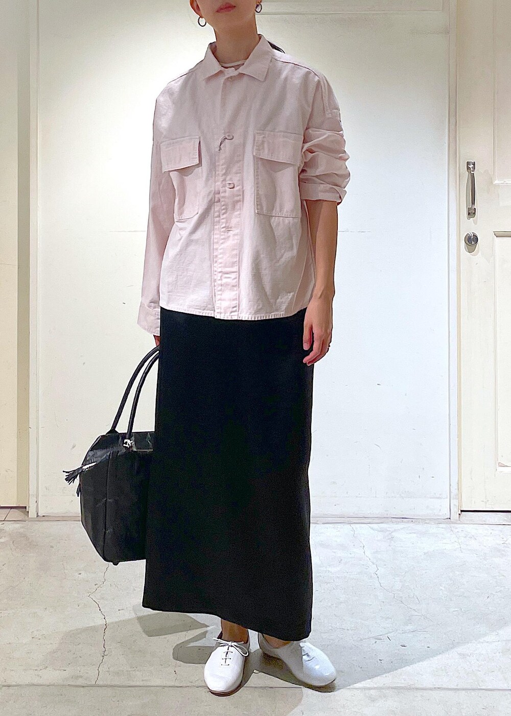 ホワイト系のその他シューズ、ブラック系のスカートを着用したレディースの冬コーディネートの7枚目の写真