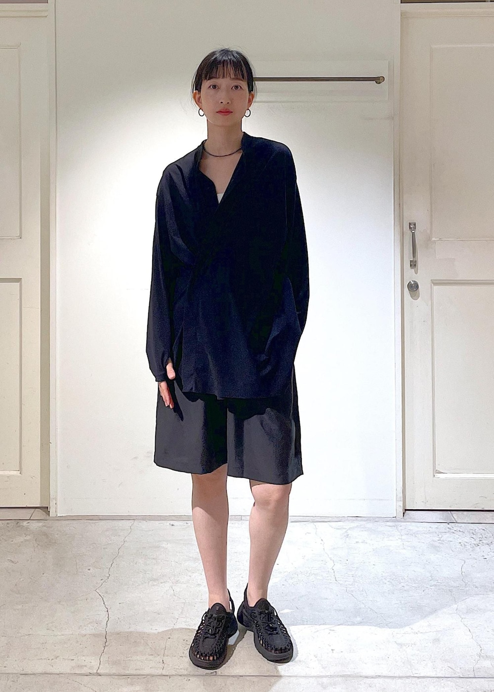 ホワイト系のチューブトップ、ブラック系のその他パンツ、ブラック系のサンダルを着用したレディースの春コーディネートの5枚目の写真