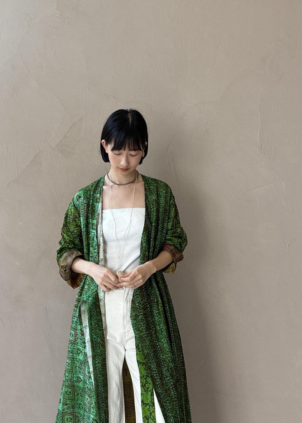 ブラック系のその他シューズ、ブラック系のハンドバッグを着用したレディースの冬コーディネートの6枚目の写真