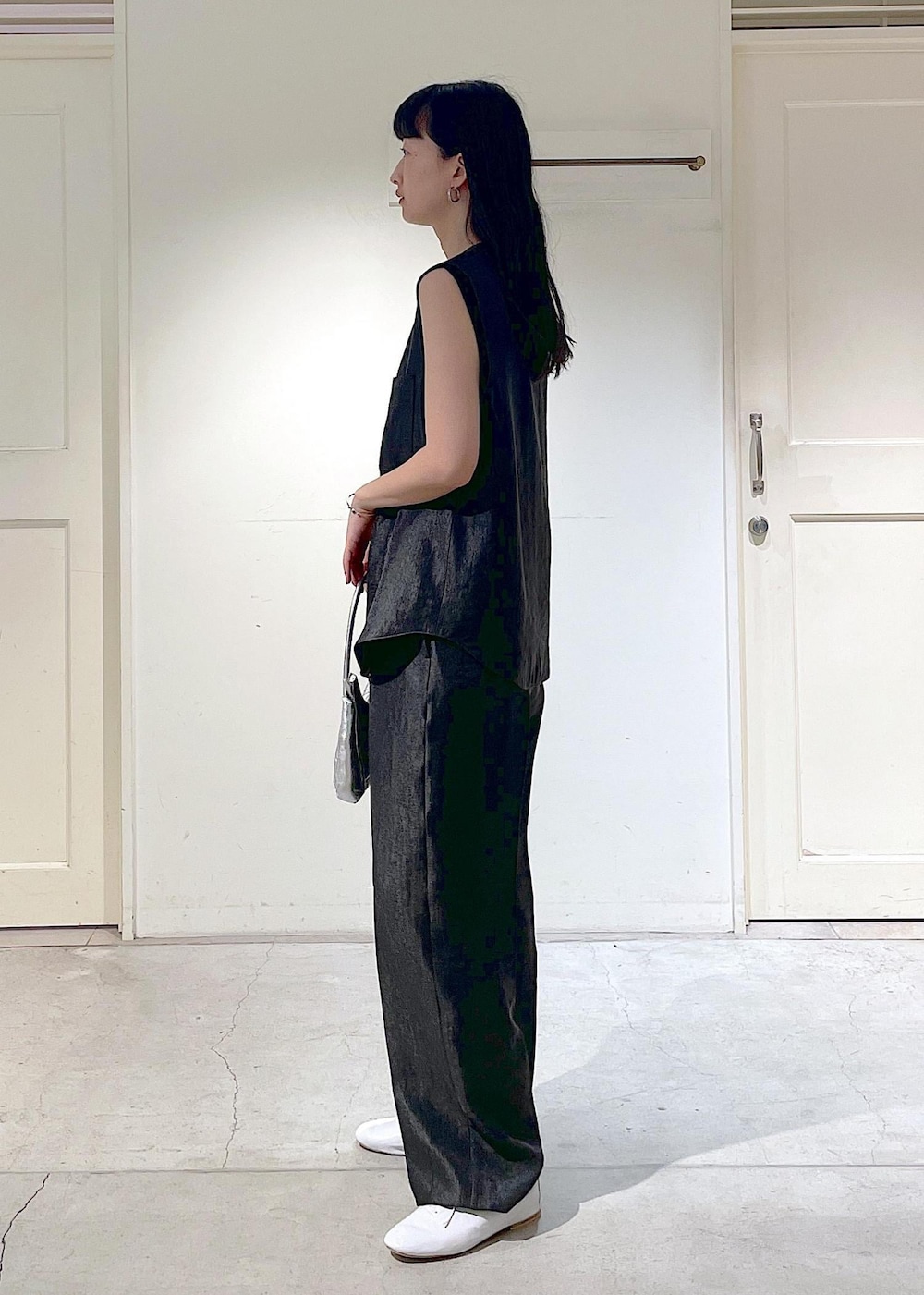 「ジレ、ワントーンコーデ、ジャズシューズ、バッグ、シルバー、トゥアレグ、ブローチ、スターリングシルバー、porselli、TUAREG、ブラック、カットソー、ノースリーブ、セットアップ、パンツ」｜「E.PORSELLIの【porselli（ポルセリ）】jazz shoes solid/ジャズシューズ（その他シューズ、ホワイト系）」を使った、fukaさん（レディース・165cm）の春コーディネートの3枚目の写真